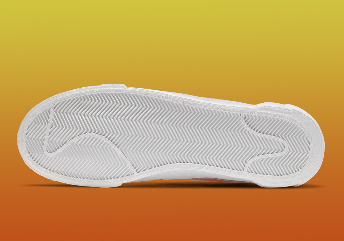 Nike Blazer Low x sacai Magma Orange – sneaker orange vif avec double Swoosh et semelle intermédiaire empilée, vue de la semelle