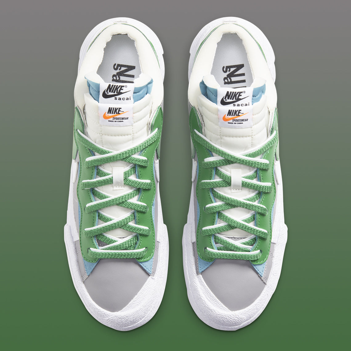 Nike Blazer Low x sacai Classic Green – sneaker verte avec double Swoosh blanc et jaune et semelle empilée, vue de haut
