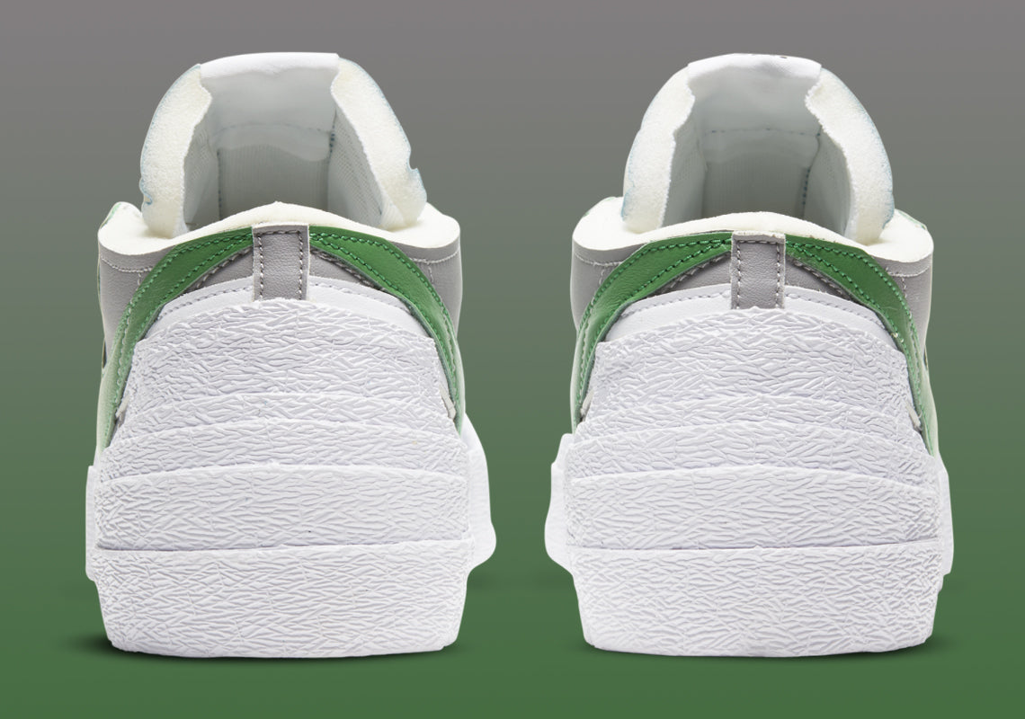 Nike Blazer Low x sacai Classic Green – sneaker verte avec double Swoosh blanc et jaune et semelle empilée, vue arrière