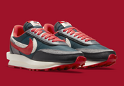 Nike LDWaffle sacai Undercover Midnight Spruce University Red – sneaker verte et rouge avec double Swoosh et semelle empilée, vue de profil