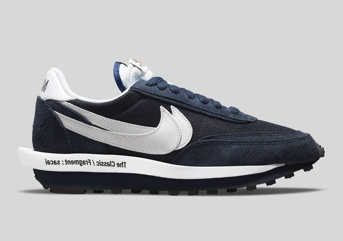 Nike LDWaffle SF sacai Fragment Blue Void – sneaker bleu marine avec double Swoosh blanc et semelle empilée, vue de face