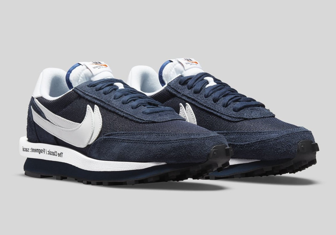 Nike LDWaffle SF sacai Fragment Blue Void – sneaker bleu marine avec double Swoosh blanc et semelle empilée, vue de profil