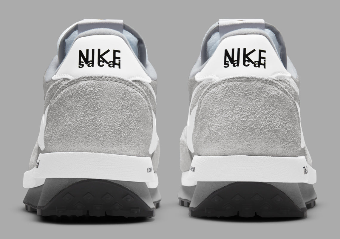 Nike LDWaffle SF sacai Fragment Grey – sneaker grise avec double Swoosh blanc et semelle empilée signature sacai, vue de arrière