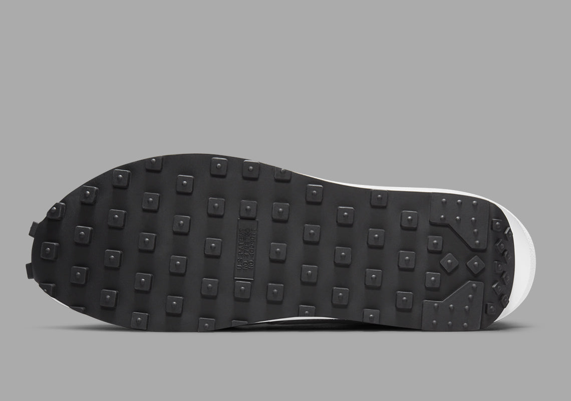 Nike LDWaffle SF sacai Fragment Grey – sneaker grise avec double Swoosh blanc et semelle empilée signature sacai, vue de la semelle