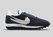 Nike LDWaffle SF sacai Fragment Blue Void – sneaker bleu marine avec double Swoosh blanc et semelle empilée, vue de coter