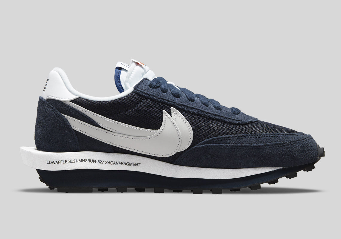 Nike LDWaffle SF sacai Fragment Blue Void – sneaker bleu marine avec double Swoosh blanc et semelle empilée, vue de coter