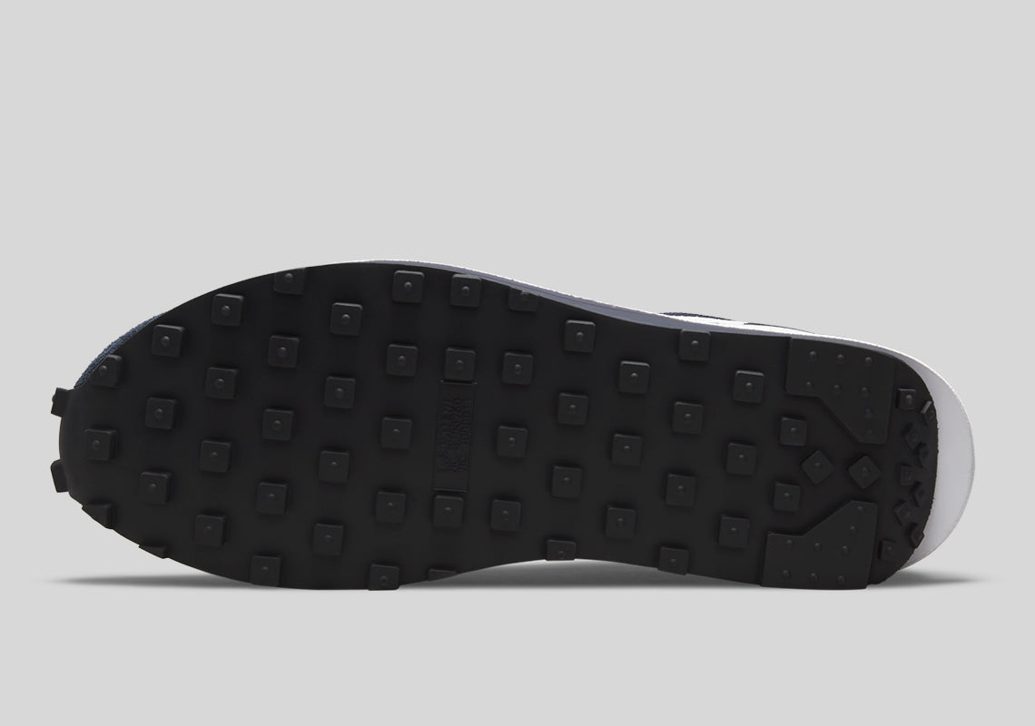 Nike LDWaffle SF sacai Fragment Blue Void – sneaker bleu marine avec double Swoosh blanc et semelle empilée, vue de la semelle