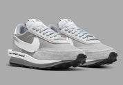 Nike LDWaffle SF sacai Fragment Grey – sneaker grise avec double Swoosh blanc et semelle empilée signature sacai, vue de profil