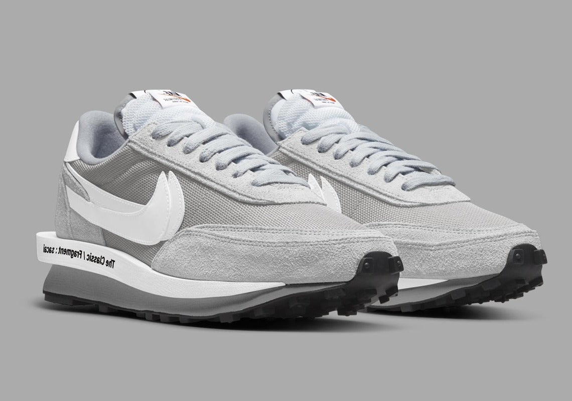 Nike LDWaffle SF sacai Fragment Grey – sneaker grise avec double Swoosh blanc et semelle empilée signature sacai, vue de profil