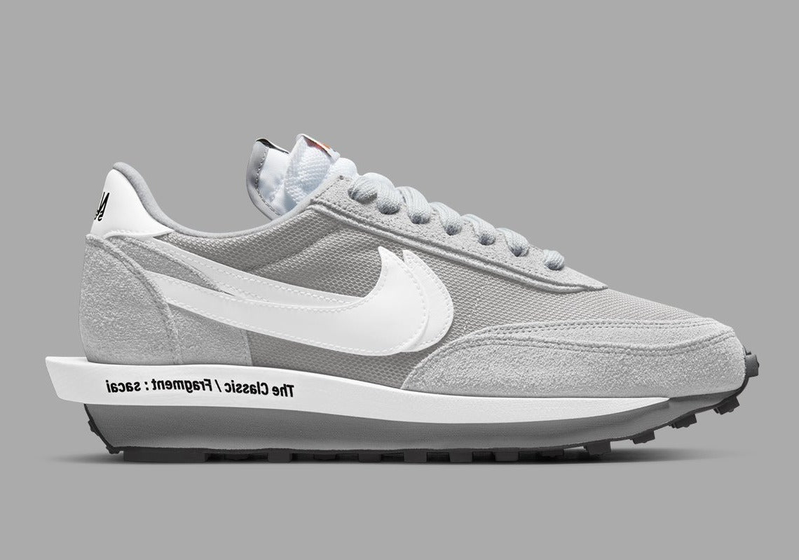 Nike LDWaffle SF sacai Fragment Grey – sneaker grise avec double Swoosh blanc et semelle empilée signature sacai, vue de face