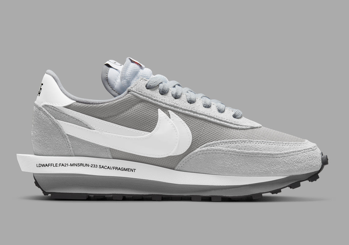 Nike LDWaffle SF sacai Fragment Grey – sneaker grise avec double Swoosh blanc et semelle empilée signature sacai, vue de coter