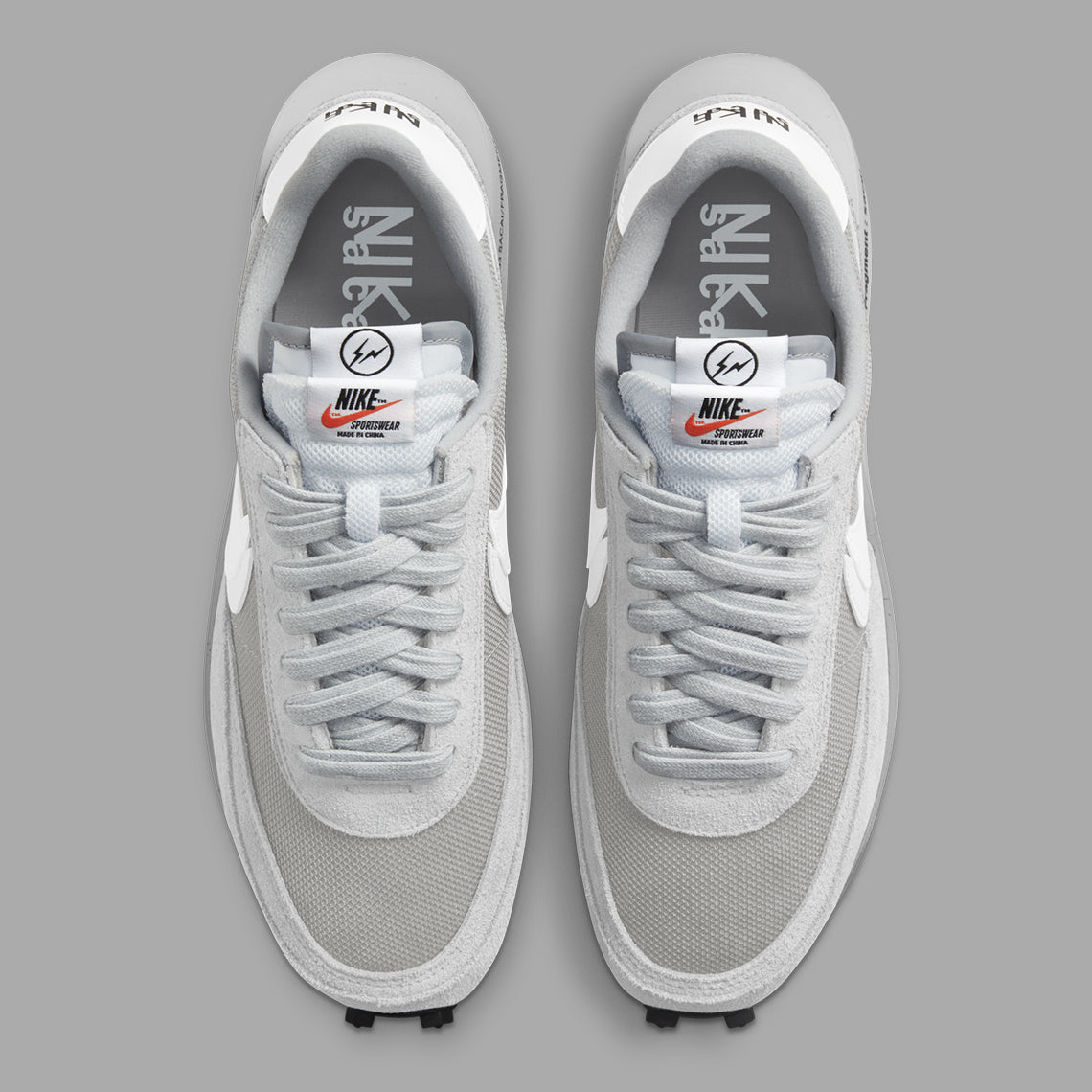 Nike LDWaffle SF sacai Fragment Grey – sneaker grise avec double Swoosh blanc et semelle empilée signature sacai, vue de haut