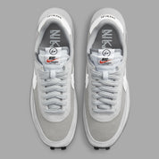 Nike LDWaffle SF sacai Fragment Grey – sneaker grise avec double Swoosh blanc et semelle empilée signature sacai, vue de haut