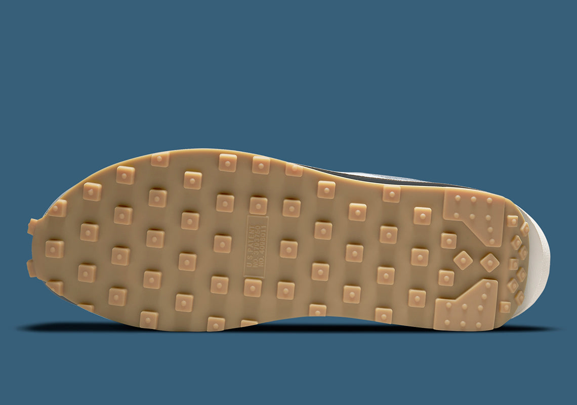 Nike LDWaffle sacai CLOT Kiss of Death 2 Cool Grey – sneaker grise en mesh translucide avec double Swoosh et semelle empilée, vue de la semelle