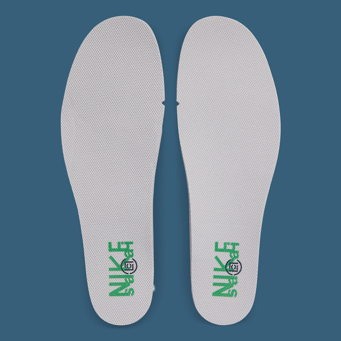 Nike LDWaffle sacai CLOT Kiss of Death 2 Cool Grey – sneaker grise en mesh translucide avec double Swoosh et semelle empilée, vue de la semelle intérieur