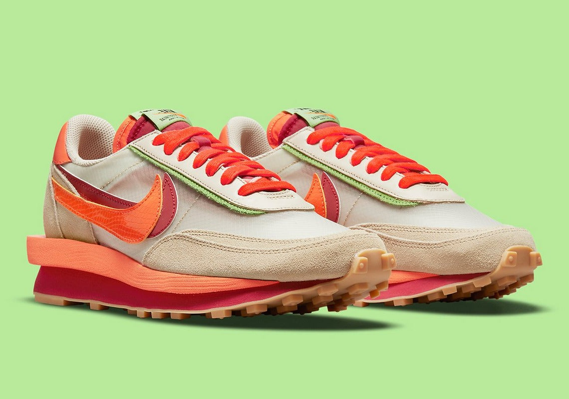 Nike LDWaffle sacai CLOT Net Orange Blaze – sneaker translucide avec détails orange et rouges et semelle empilée, vue de profil