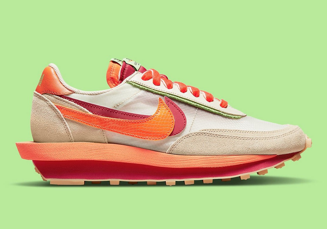 Nike LDWaffle sacai CLOT Net Orange Blaze – sneaker translucide avec détails orange et rouges et semelle empilée, vue de face