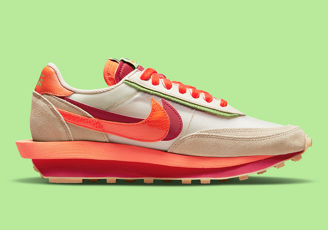 Nike LDWaffle sacai CLOT Net Orange Blaze – sneaker translucide avec détails orange et rouges et semelle empilée, vue de coter