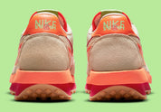 Nike LDWaffle sacai CLOT Net Orange Blaze – sneaker translucide avec détails orange et rouges et semelle empilée, vue arrière