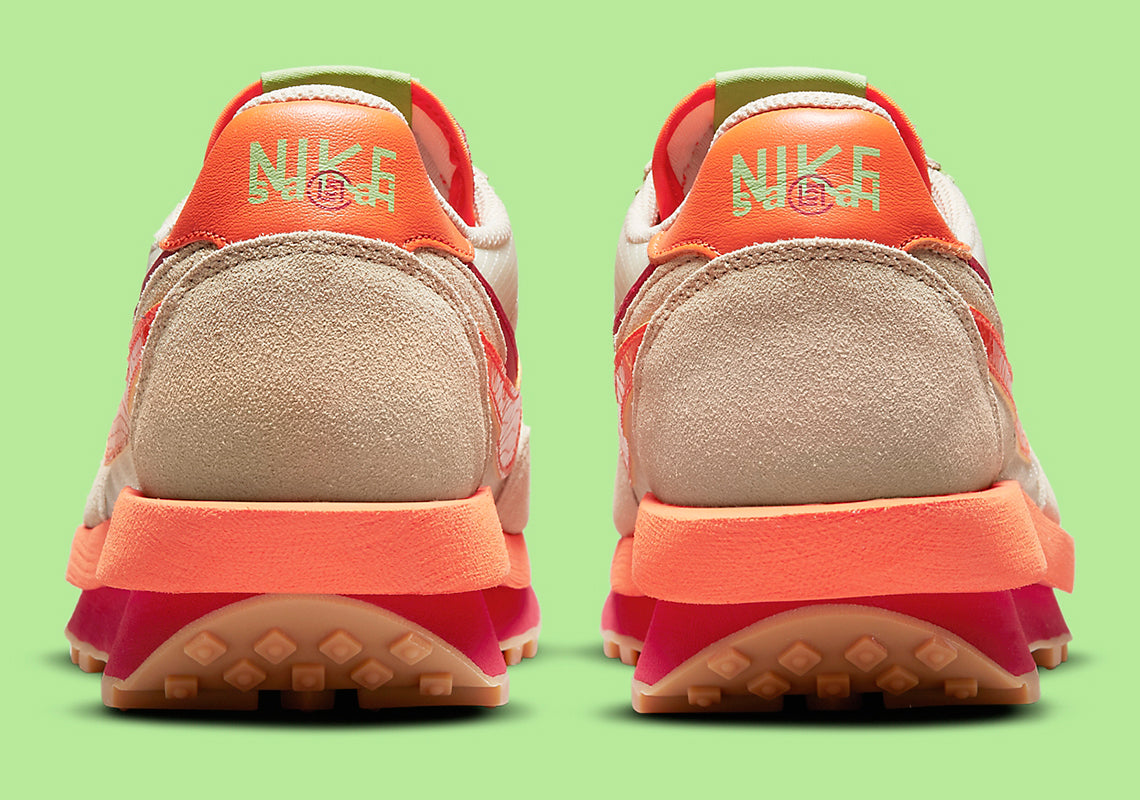 Nike LDWaffle sacai CLOT Net Orange Blaze – sneaker translucide avec détails orange et rouges et semelle empilée, vue arrière