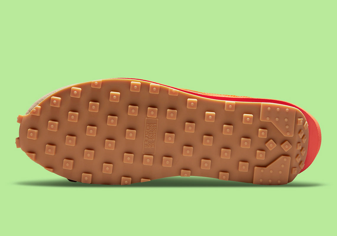 Nike LDWaffle sacai CLOT Net Orange Blaze – sneaker translucide avec détails orange et rouges et semelle empilée, vue de la semelle