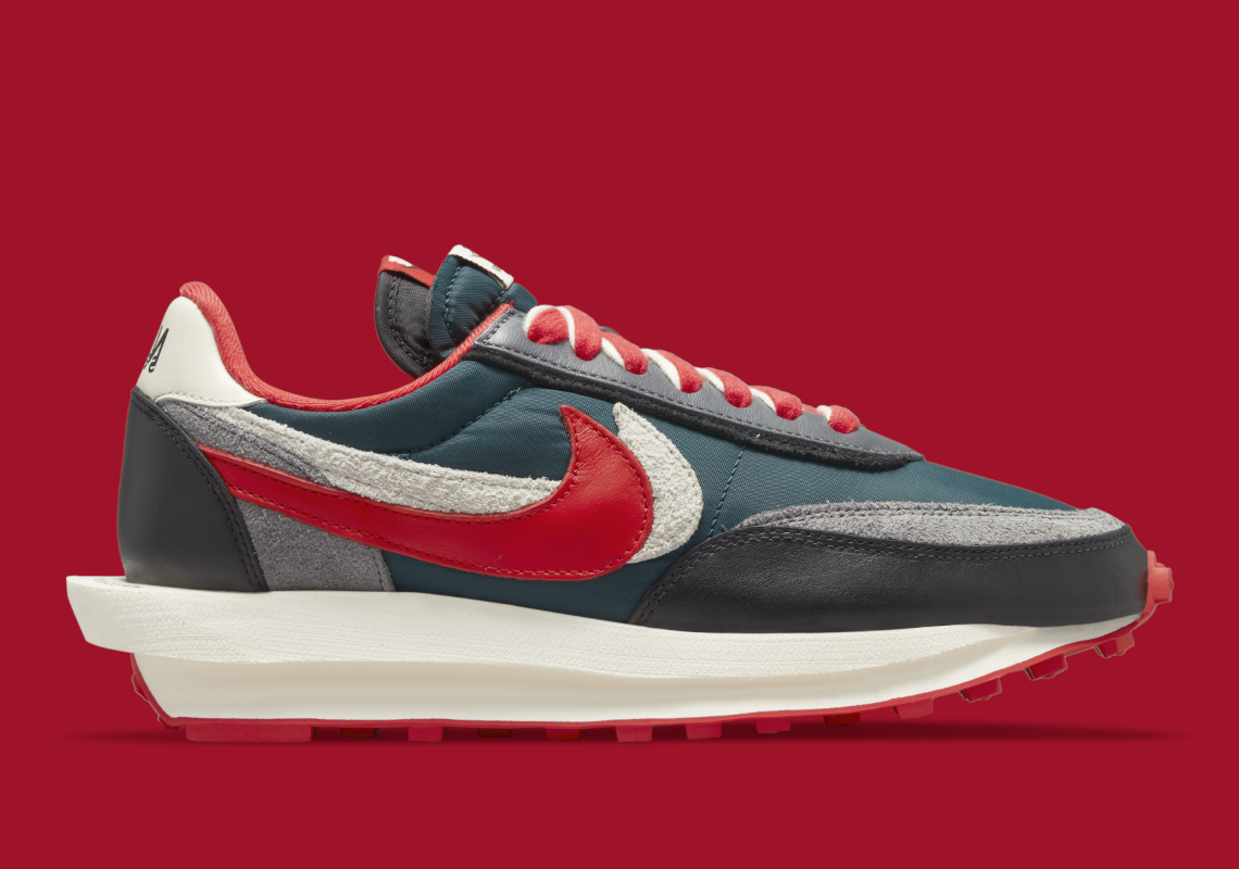 Nike LDWaffle sacai Undercover Midnight Spruce University Red – sneaker verte et rouge avec double Swoosh et semelle empilée, vue de face
