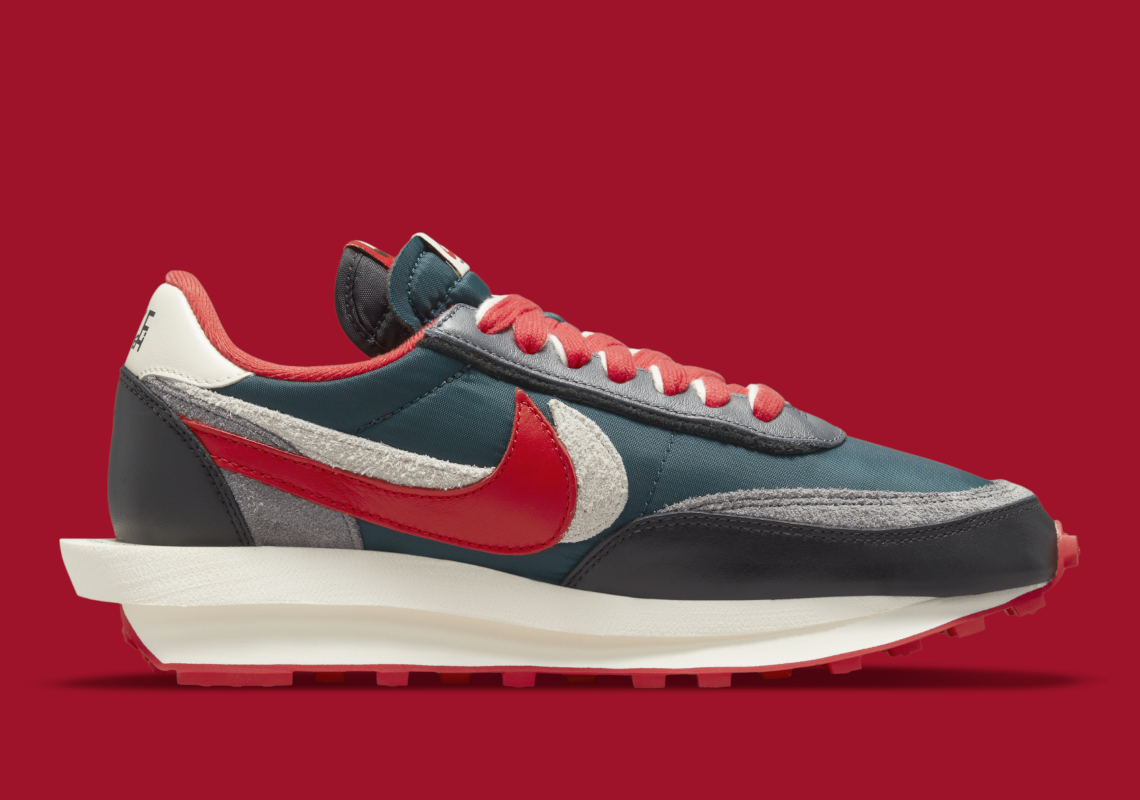 Nike LDWaffle sacai Undercover Midnight Spruce University Red – sneaker verte et rouge avec double Swoosh et semelle empilée, vue de coter