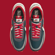 Nike LDWaffle sacai Undercover Midnight Spruce University Red – sneaker verte et rouge avec double Swoosh et semelle empilée, vue de haut