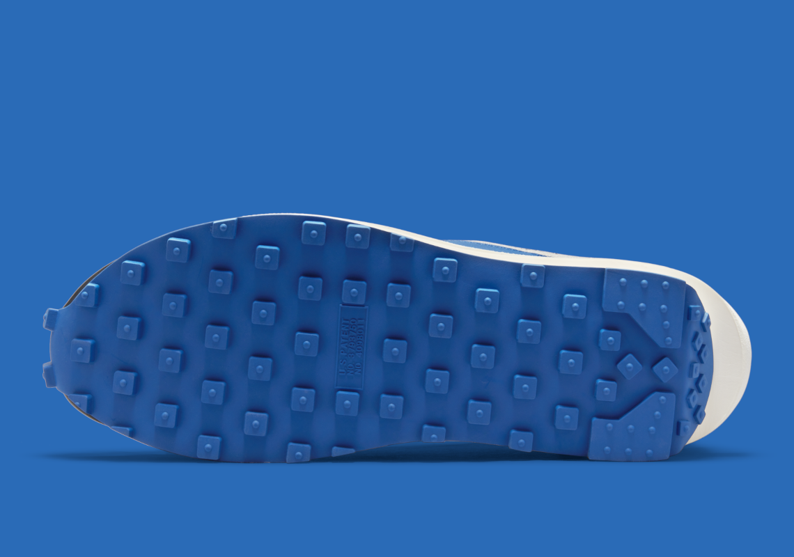 Nike LDWaffle sacai Undercover Night Maroon Team Royal – sneaker bordeaux et bleue avec double Swoosh et semelle empilée, vue de la semelle