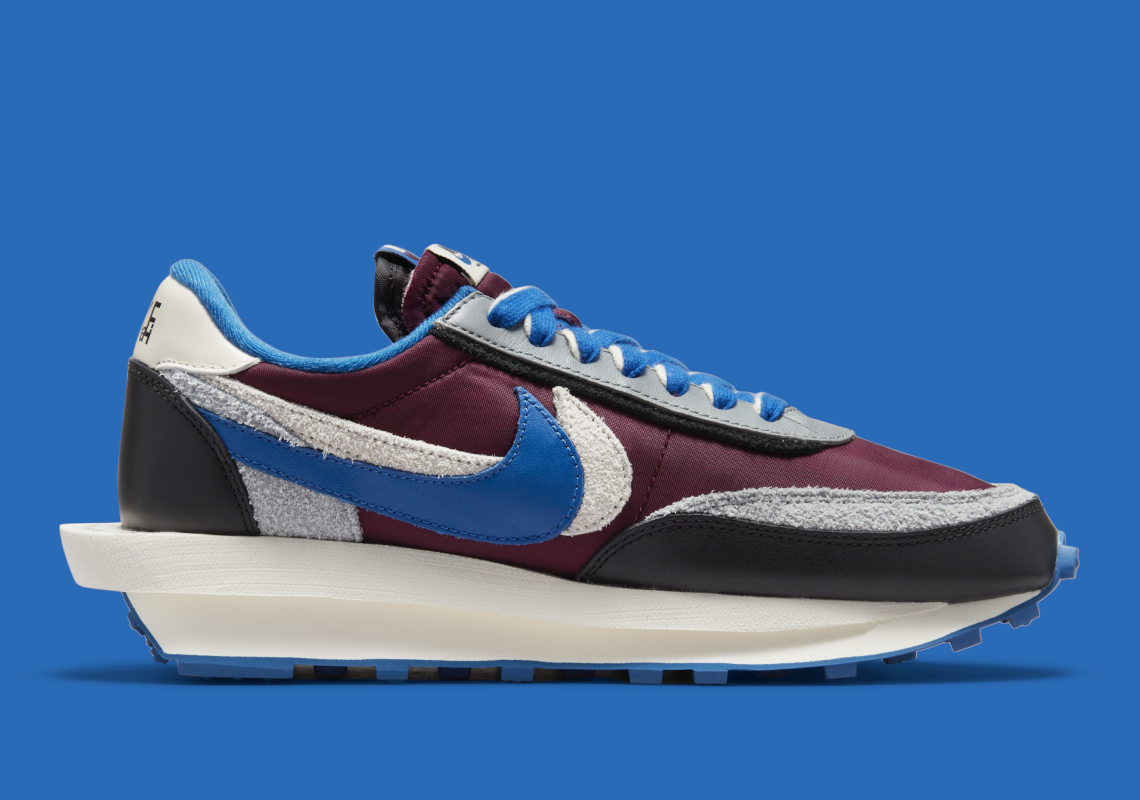 Nike LDWaffle sacai Undercover Night Maroon Team Royal – sneaker bordeaux et bleue avec double Swoosh et semelle empilée, vue de coter