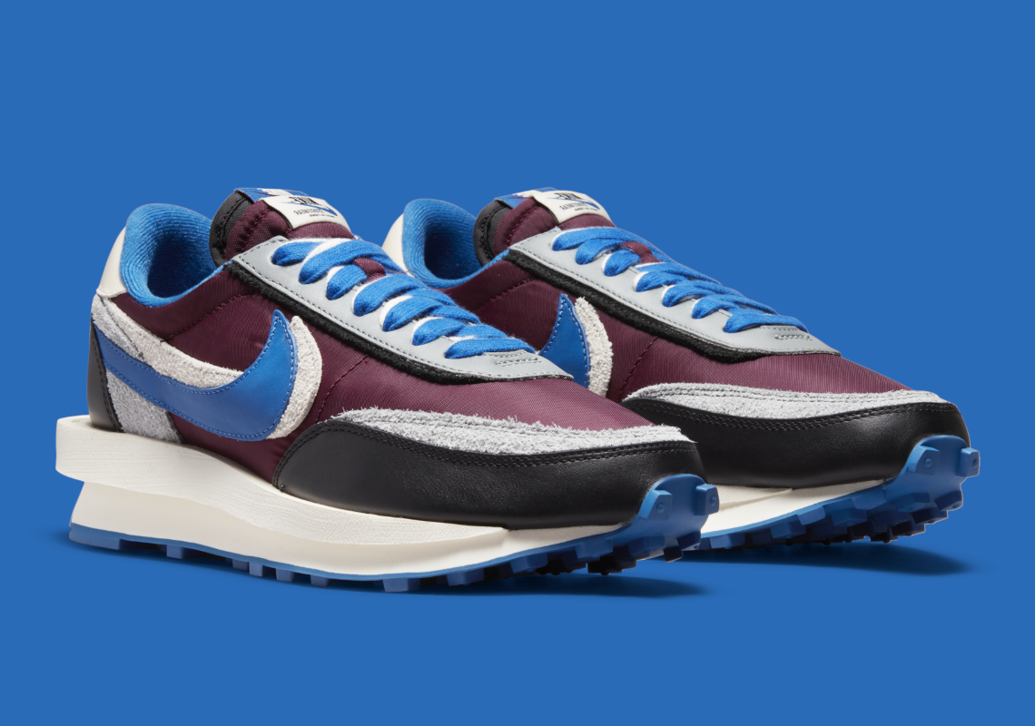 Nike LDWaffle sacai Undercover Night Maroon Team Royal – sneaker bordeaux et bleue avec double Swoosh et semelle empilée, vue de profil