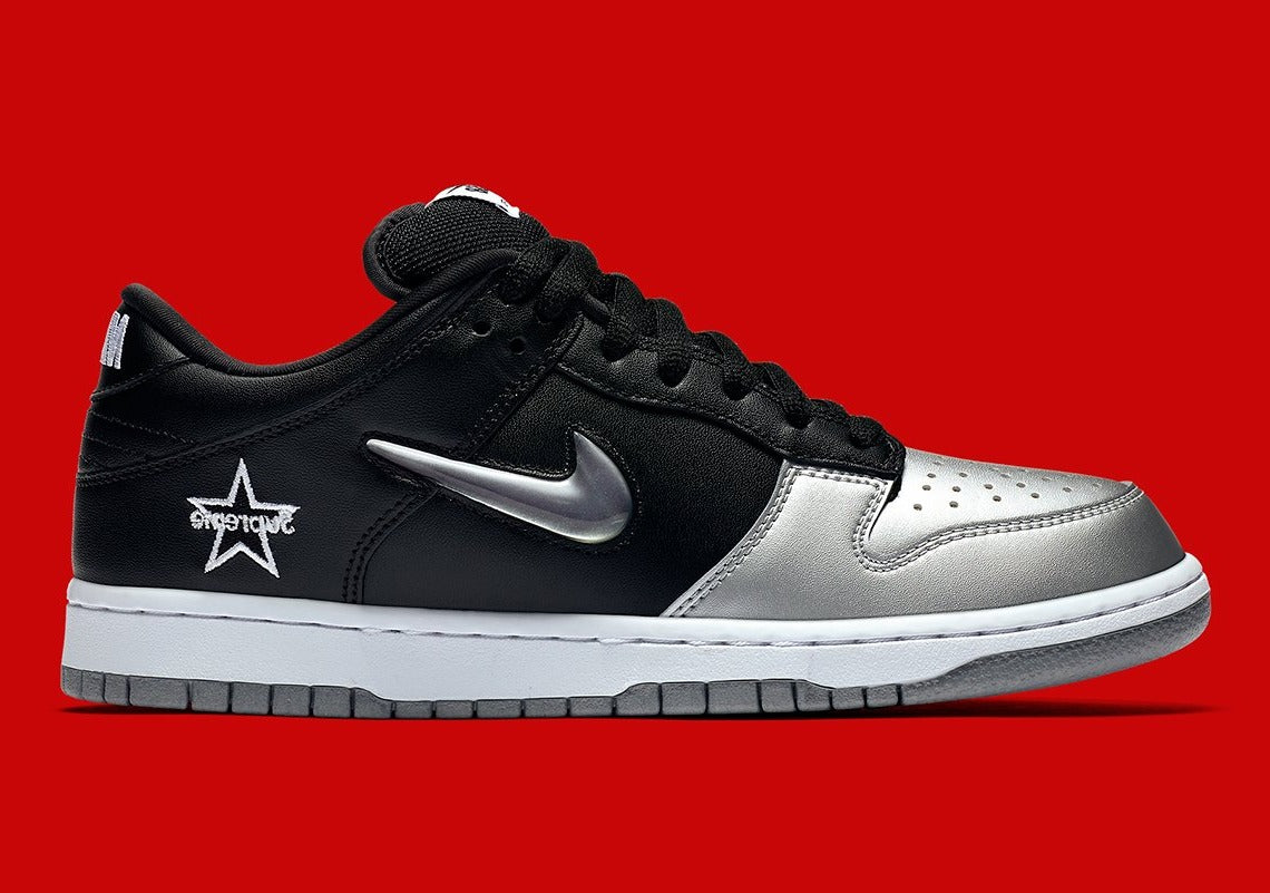 スニーカー Nike SB Supreme Dunk low Jewel Black Nike SB - Dunk Low Supreme Jewel Swoosh – GlobalSneakers