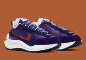 Nike VaporWaffle sacai Dark Iris – sneaker violette avec double Swoosh, accents orange et semelle empilée , vue de profil