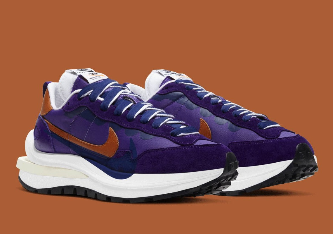 Nike VaporWaffle sacai Dark Iris – sneaker violette avec double Swoosh, accents orange et semelle empilée , vue de profil