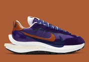 Nike VaporWaffle sacai Dark Iris – sneaker violette avec double Swoosh, accents orange et semelle empilée, vue de face