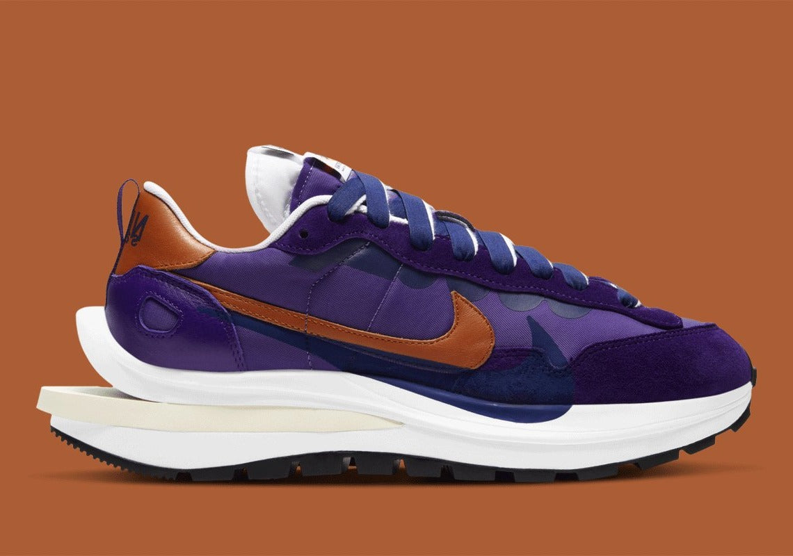 Nike VaporWaffle sacai Dark Iris – sneaker violette avec double Swoosh, accents orange et semelle empilée, vue de face