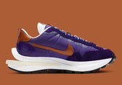 Nike VaporWaffle sacai Dark Iris – sneaker violette avec double Swoosh, accents orange et semelle empilée , vue de coter