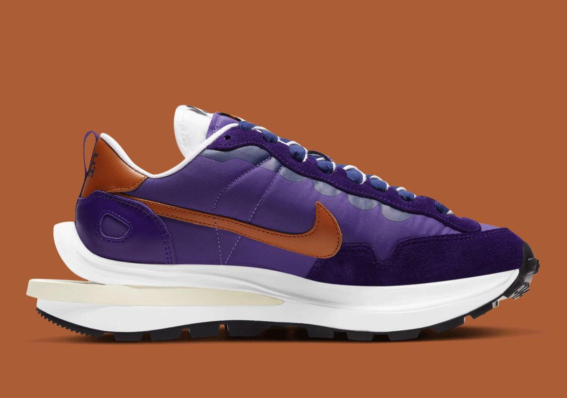 Nike VaporWaffle sacai Dark Iris – sneaker violette avec double Swoosh, accents orange et semelle empilée , vue de coter