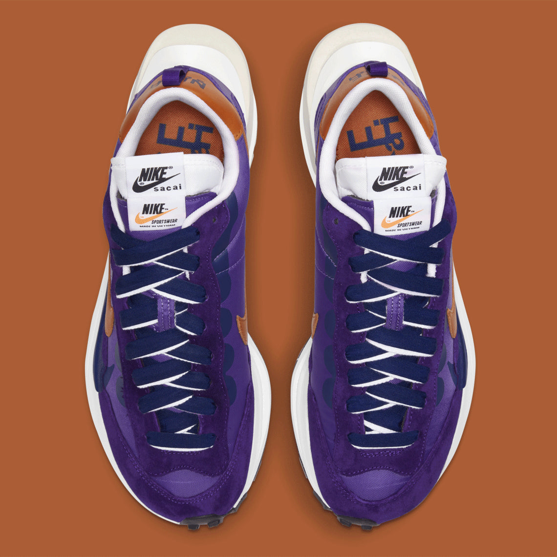 Nike VaporWaffle sacai Dark Iris – sneaker violette avec double Swoosh, accents orange et semelle empilée , vue de haut