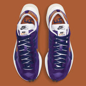Nike VaporWaffle sacai Dark Iris – sneaker violette avec double Swoosh, accents orange et semelle empilée , vue de haut