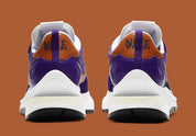 Nike VaporWaffle sacai Dark Iris – sneaker violette avec double Swoosh, accents orange et semelle empilée , vue arrière