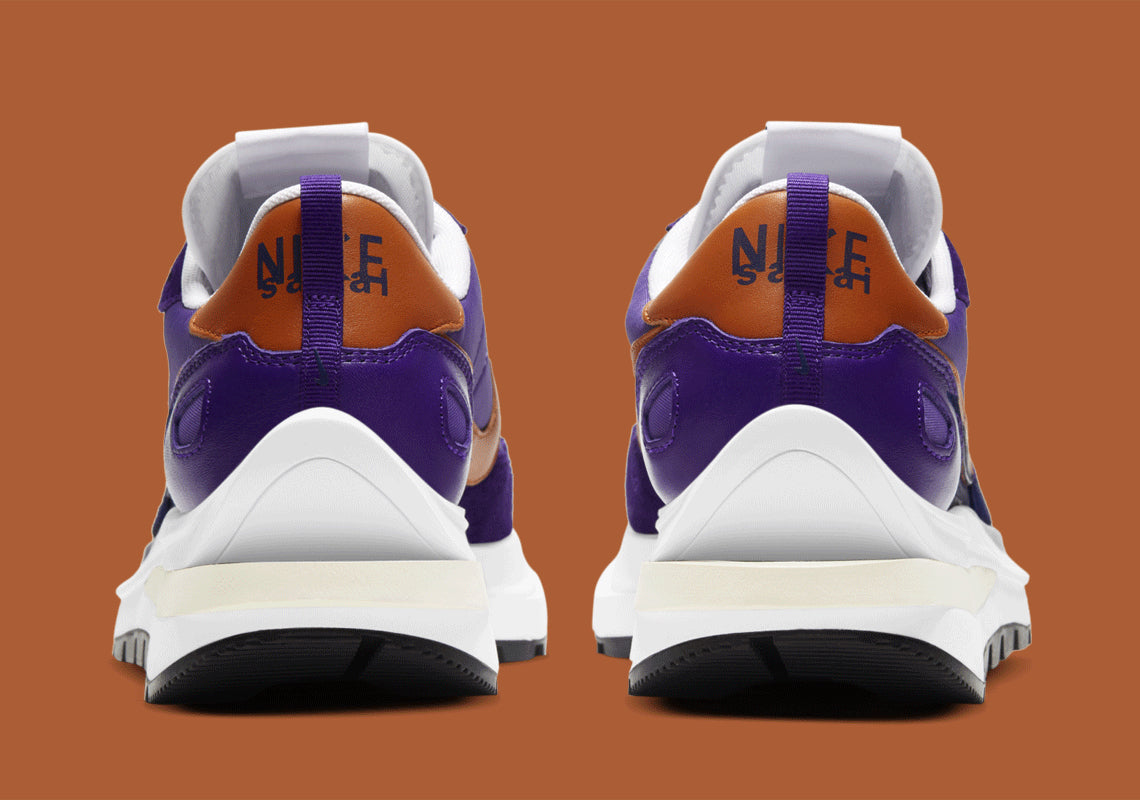 Nike VaporWaffle sacai Dark Iris – sneaker violette avec double Swoosh, accents orange et semelle empilée , vue arrière