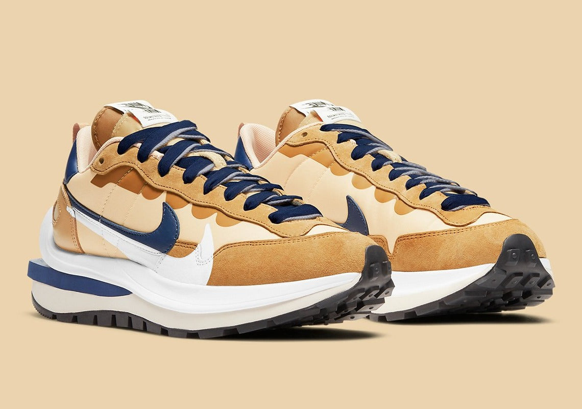 Nike VaporWaffle sacai Sesame Blue Void – sneaker beige avec détails bleu foncé, rouge et semelle empilée , vue de profil