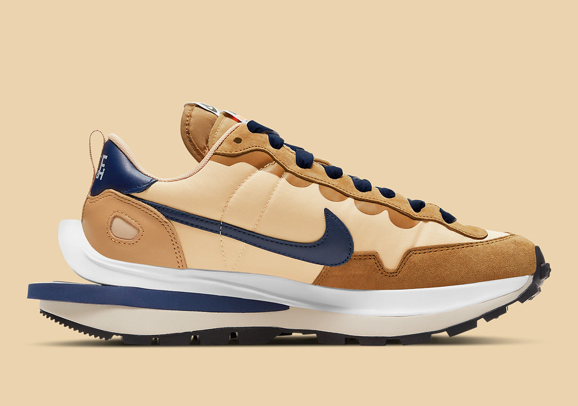 Nike VaporWaffle sacai Sesame Blue Void – sneaker beige avec détails bleu foncé, rouge et semelle empilée , vue de coter