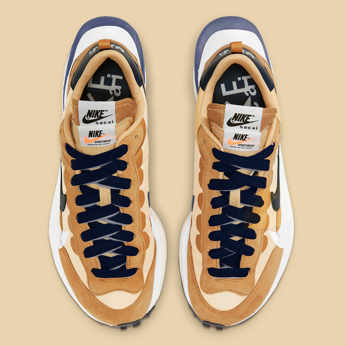 Nike VaporWaffle sacai Sesame Blue Void – sneaker beige avec détails bleu foncé, rouge et semelle empilée , vue de haut