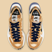 Nike VaporWaffle sacai Sesame Blue Void – sneaker beige avec détails bleu foncé, rouge et semelle empilée , vue de haut