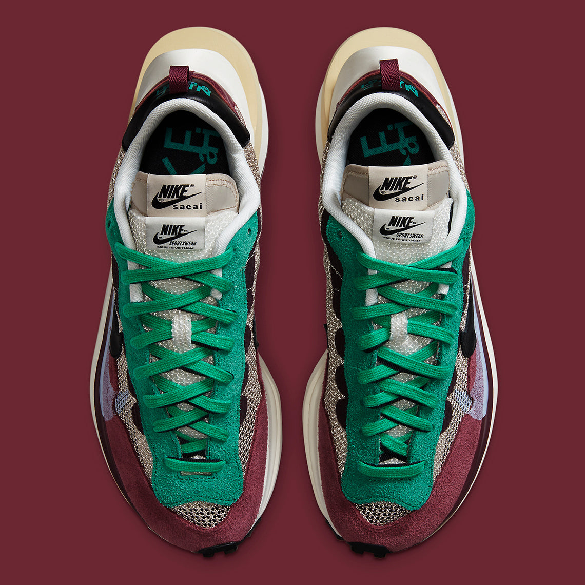 Nike VaporWaffle sacai Villain Red Neptune Green – sneaker rouge et verte avec double Swoosh et semelle empilée , vue de haut