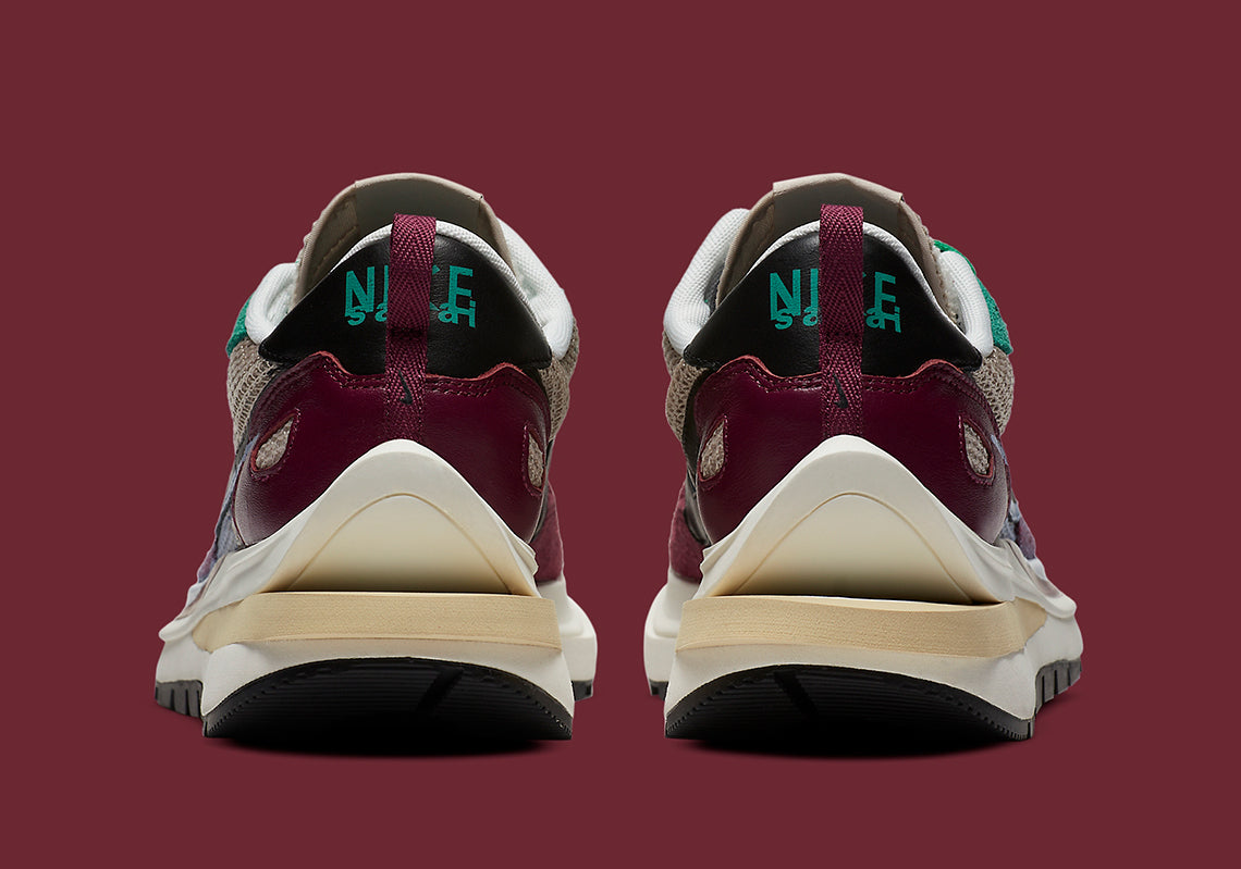 Nike VaporWaffle sacai Villain Red Neptune Green – sneaker rouge et verte avec double Swoosh et semelle empilée , vue arrière