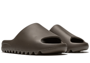 L'adidas Yeezy Slide "Soot 2021" est une réédition du coloris terre de la populaire chaussure à enfiler de Kanye West. Idéal pour les vêtements décontractés en été et au-delà, le Yeezy Slide in "Soot" habille le corps en mousse EVA d'une seule pièce léger de la sandale dans une teinte marron polyvalente qui peut être portée avec pratiquement n'importe quoi. Sous le pied, une semelle extérieure striée offre une traction sur les surfaces glissantes. Date de sortie : 6 septembre 2021Adidas Yeezy Slide Soot