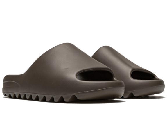 L'adidas Yeezy Slide "Soot 2021" est une réédition du coloris terre de la populaire chaussure à enfiler de Kanye West. Idéal pour les vêtements décontractés en été et au-delà, le Yeezy Slide in "Soot" habille le corps en mousse EVA d'une seule pièce léger de la sandale dans une teinte marron polyvalente qui peut être portée avec pratiquement n'importe quoi. Sous le pied, une semelle extérieure striée offre une traction sur les surfaces glissantes. Date de sortie : 6 septembre 2021Adidas Yeezy Slide Soot